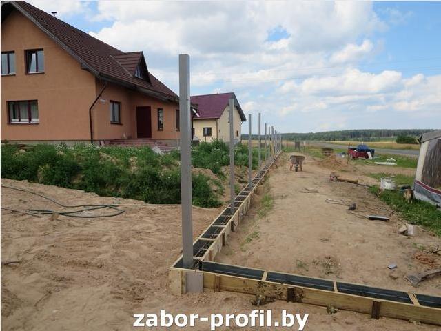 Фундамент под забор из металлопрофиля. Фундамент под забор из металлопрофиля.
